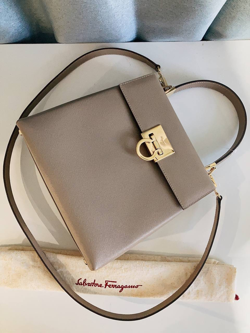 🌺AMANDA羅澲葒奢侈品俱乐部🌺, [Jan 25, 2023 at 15 41] YU：Rm 3580 品牌： FERRAGAMO（有防尘袋、长带90cm） 尺寸：18 X 20 cm 新度：95 (4)